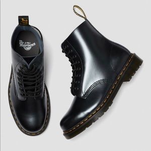 Dr. Martens Chroma Boots Size 7 NEW!! with box